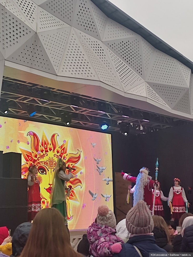 Деду Морозу Весна куклу подарила