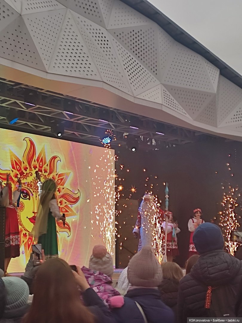 Деду Морозу Весна куклу подарила