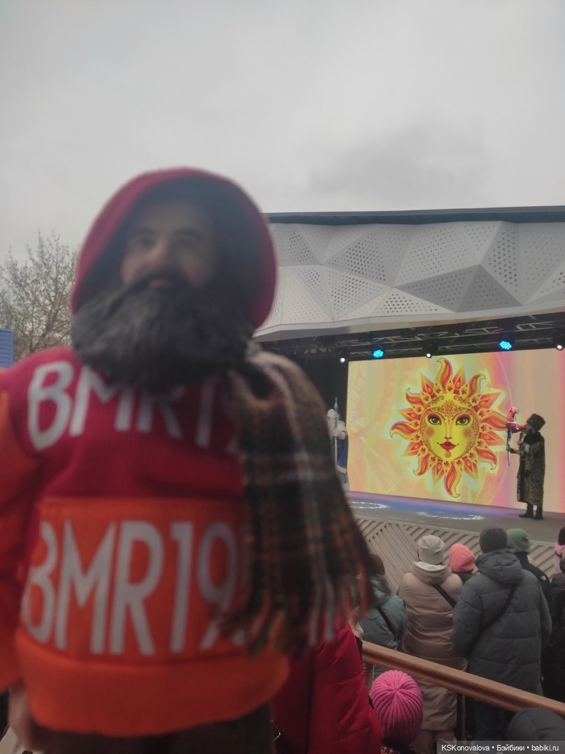 Деду Морозу Весна куклу подарила