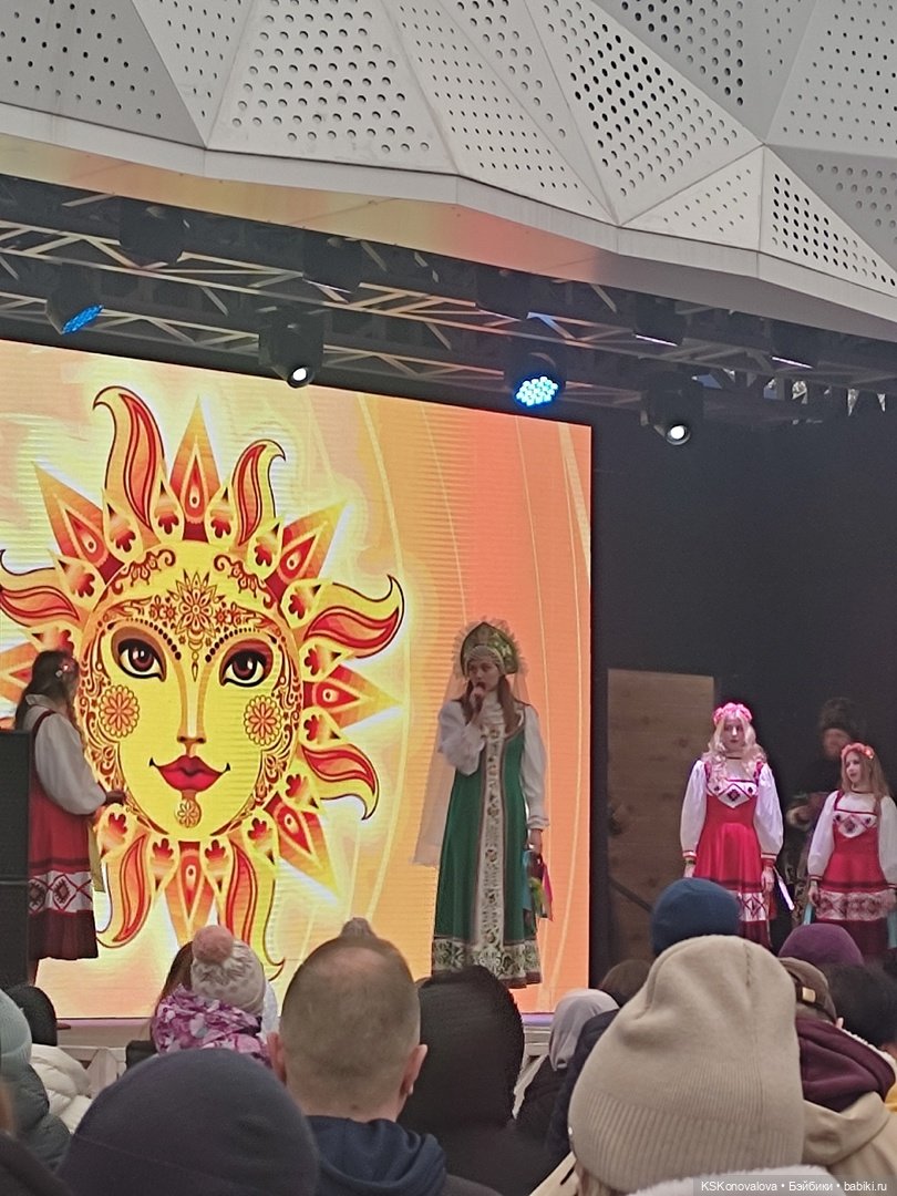 Деду Морозу Весна куклу подарила