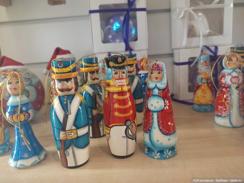 Деду Морозу Весна куклу подарила