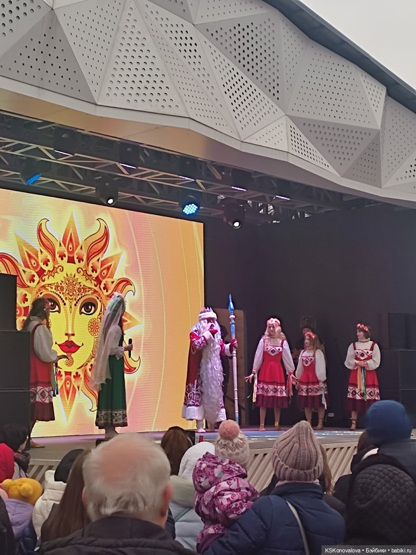 Деду Морозу Весна куклу подарила