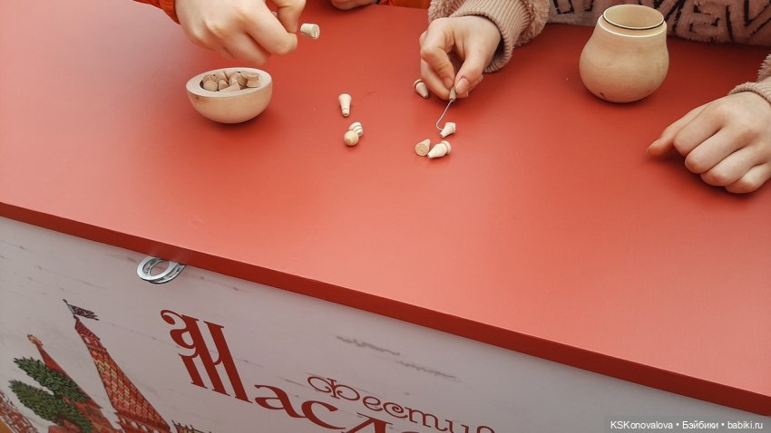 Деду Морозу Весна куклу подарила