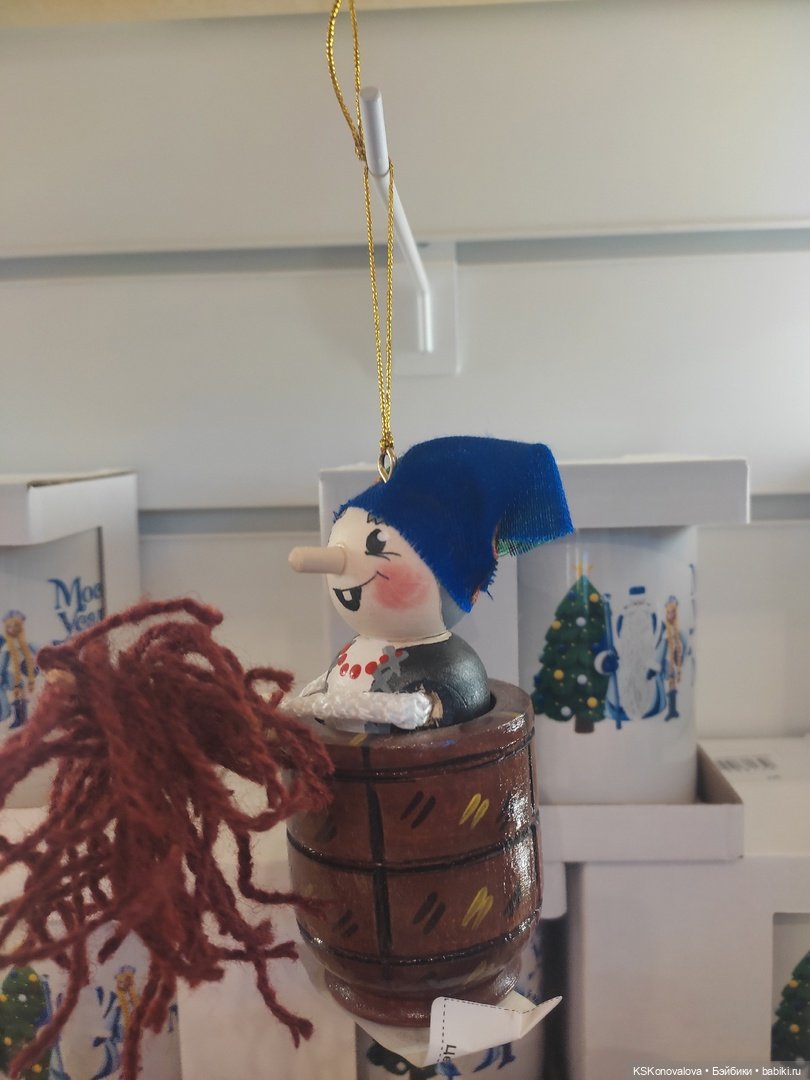 Деду Морозу Весна куклу подарила