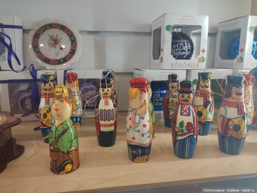 Деду Морозу Весна куклу подарила