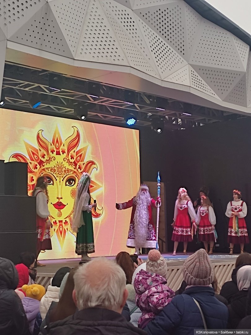 Деду Морозу Весна куклу подарила