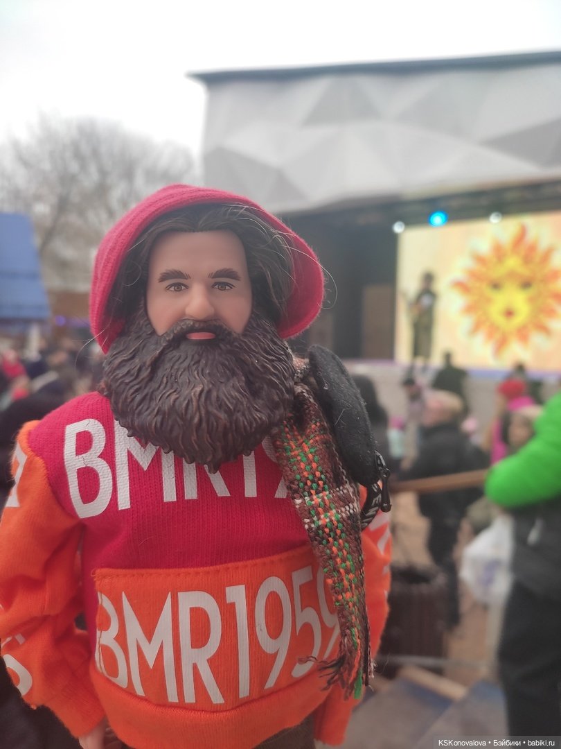 Деду Морозу Весна куклу подарила