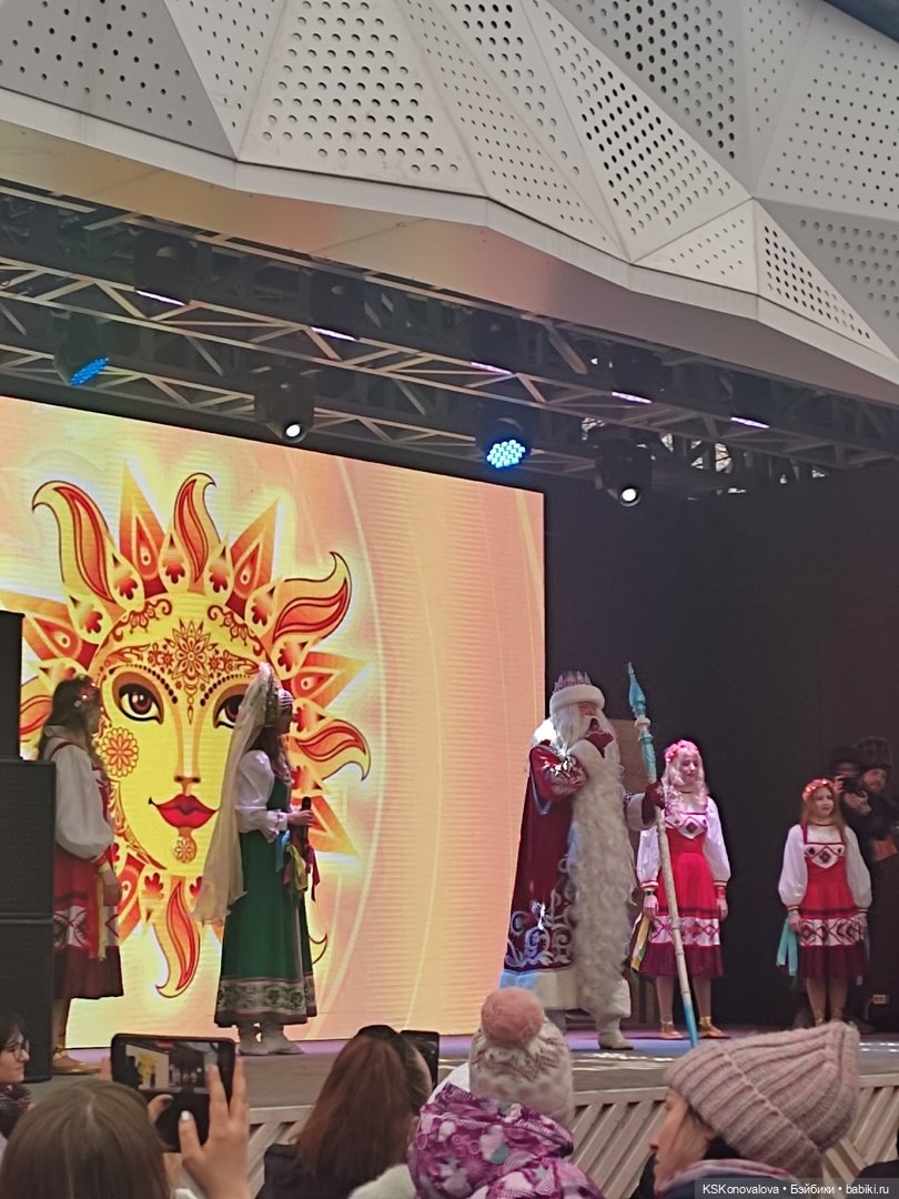 Деду Морозу Весна куклу подарила