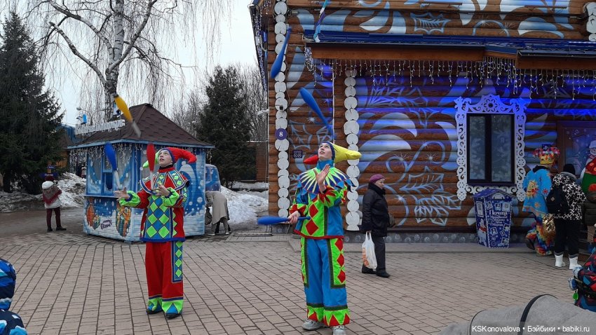 Деду Морозу Весна куклу подарила