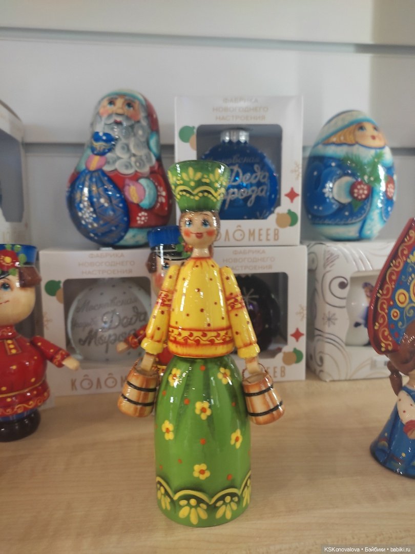 Деду Морозу Весна куклу подарила