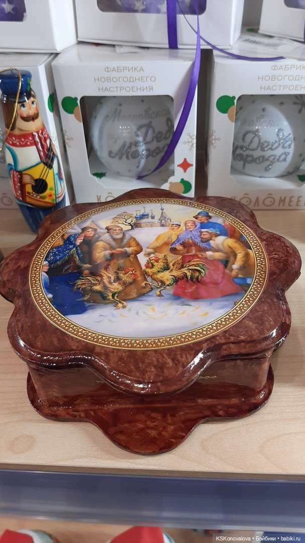 Деду Морозу Весна куклу подарила