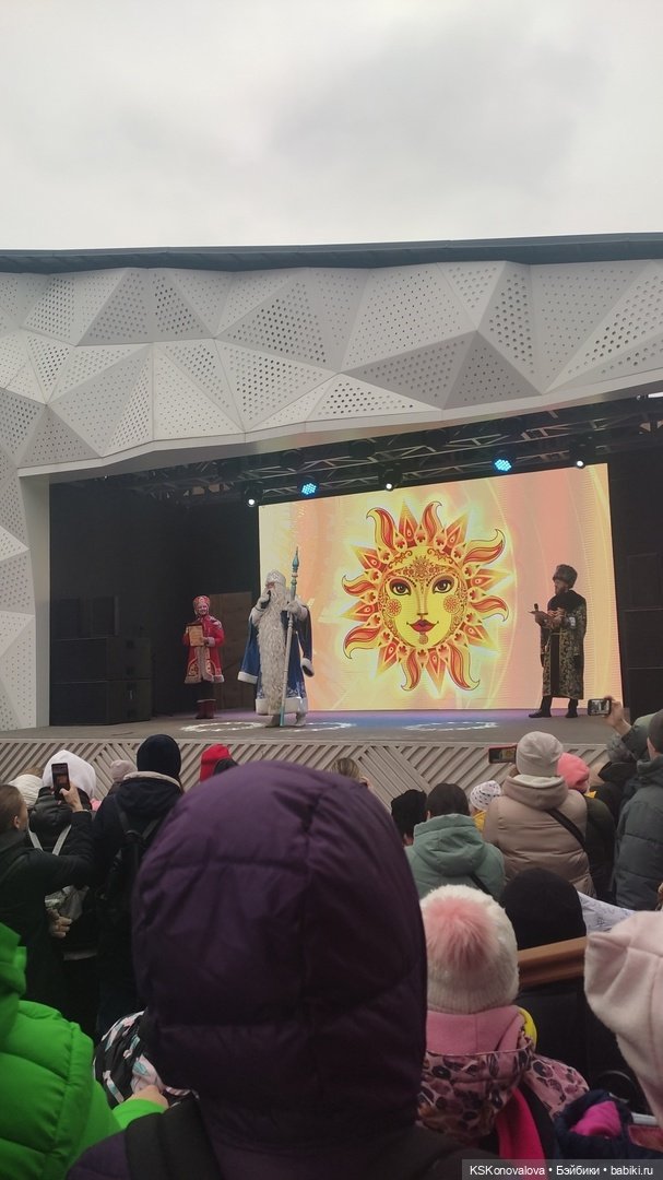 Деду Морозу Весна куклу подарила