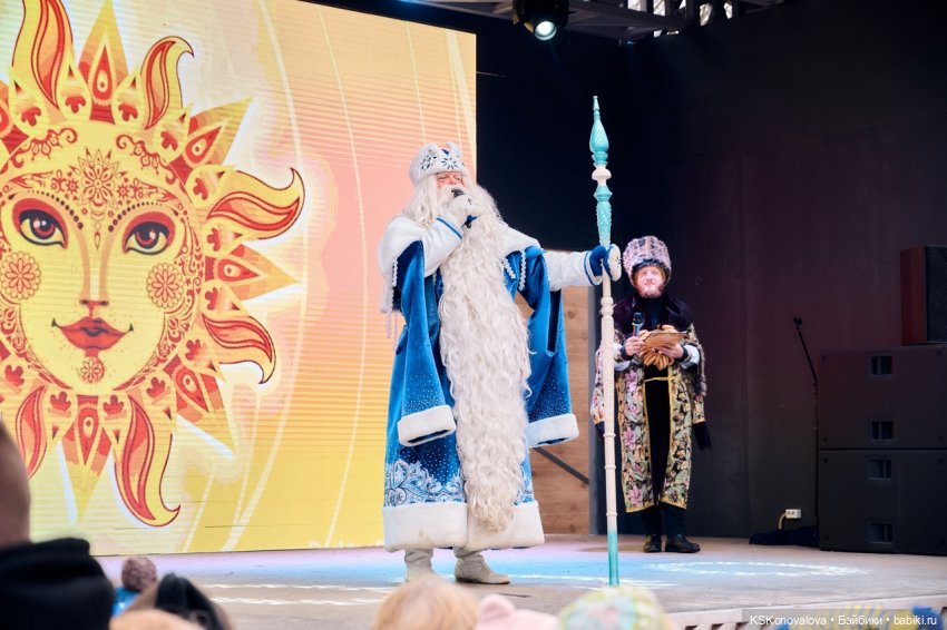 Деду Морозу Весна куклу подарила