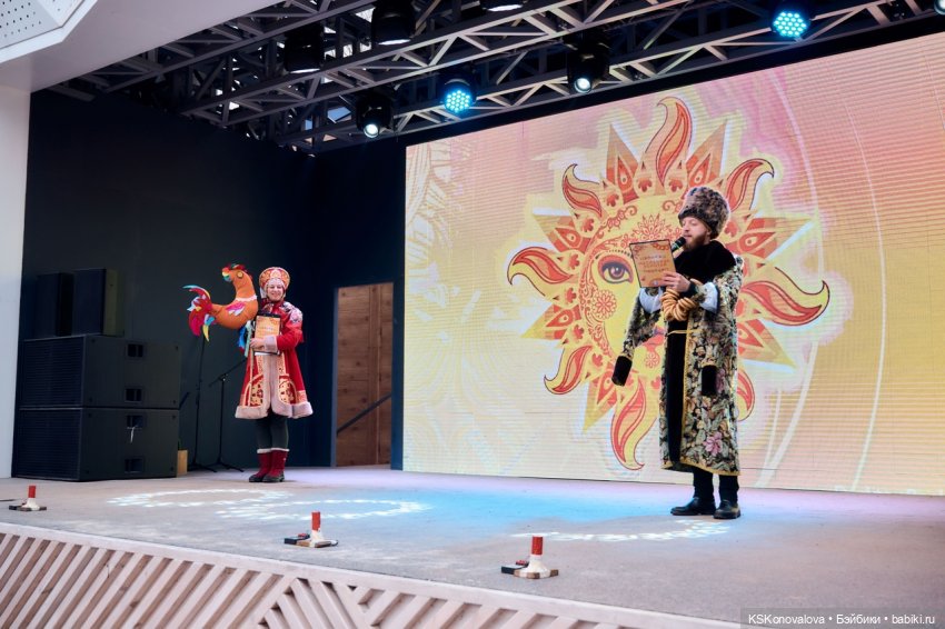 Деду Морозу Весна куклу подарила