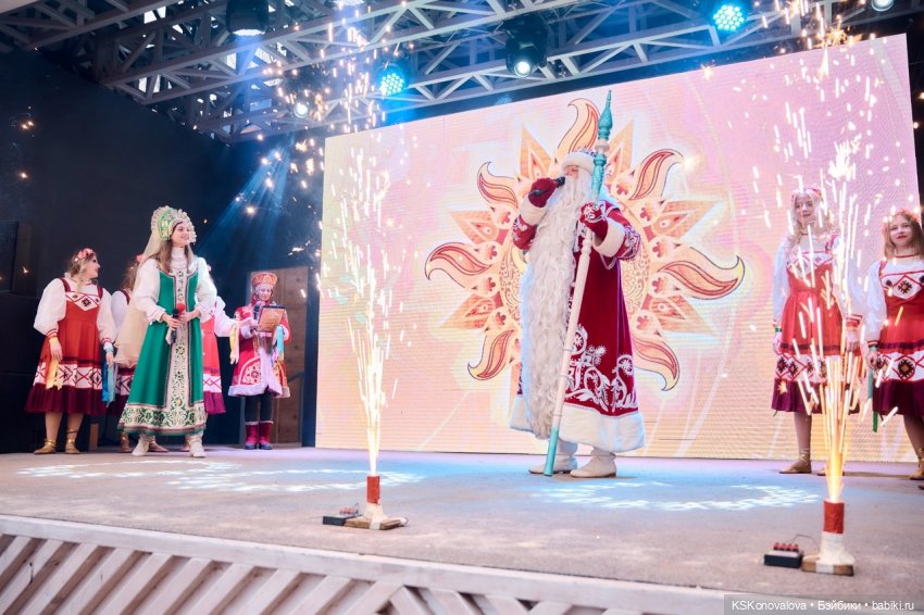 Деду Морозу Весна куклу подарила