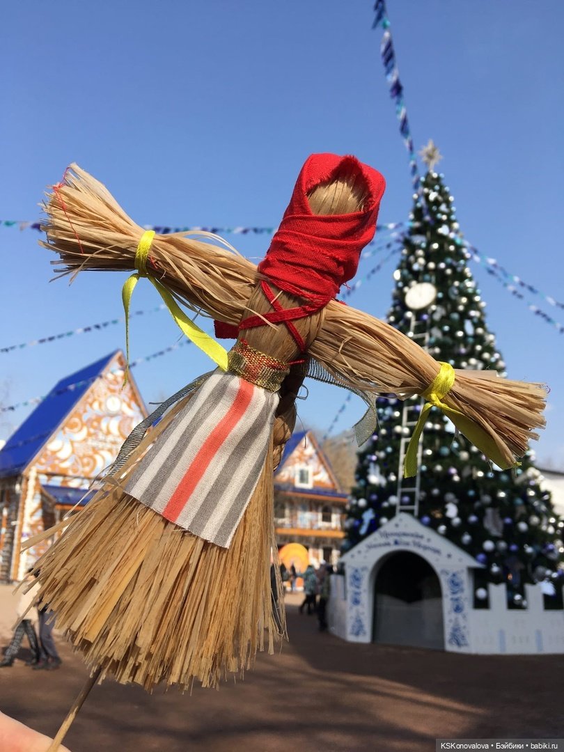 Деду Морозу Весна куклу подарила