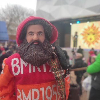 Деду Морозу Весна куклу подарила