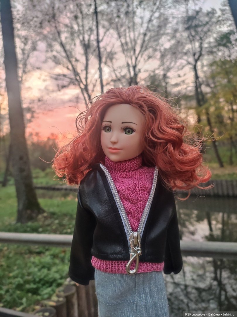 Собираем осенние листья с Анфисой