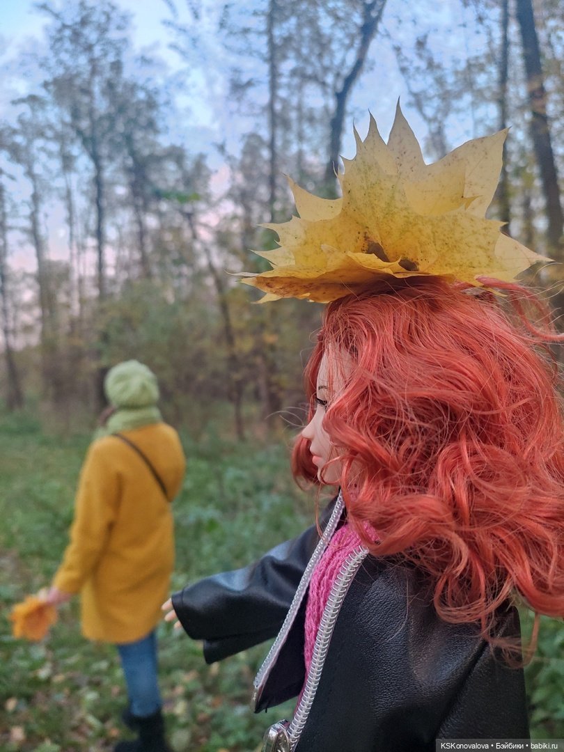 Собираем осенние листья с Анфисой