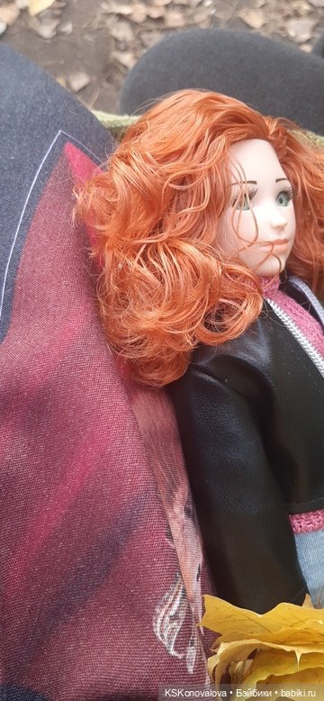 Собираем осенние листья с Анфисой