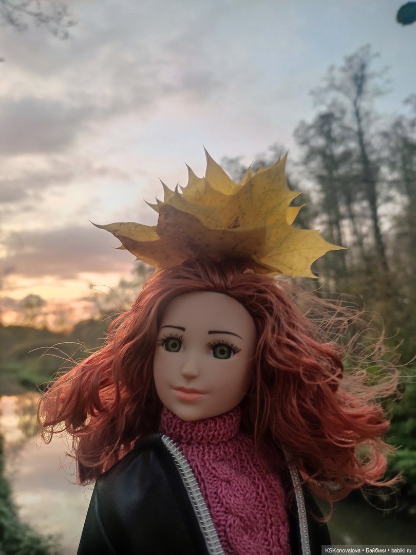 Собираем осенние листья с Анфисой