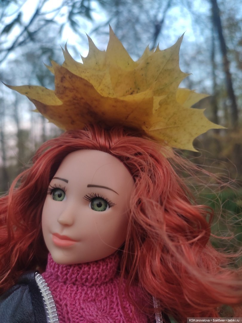 Собираем осенние листья с Анфисой