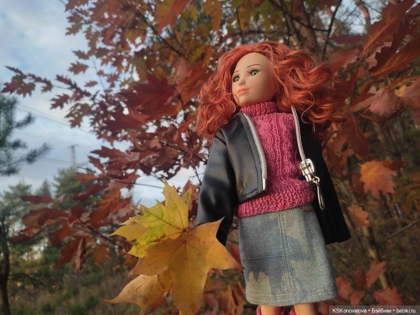 Собираем осенние листья с Анфисой