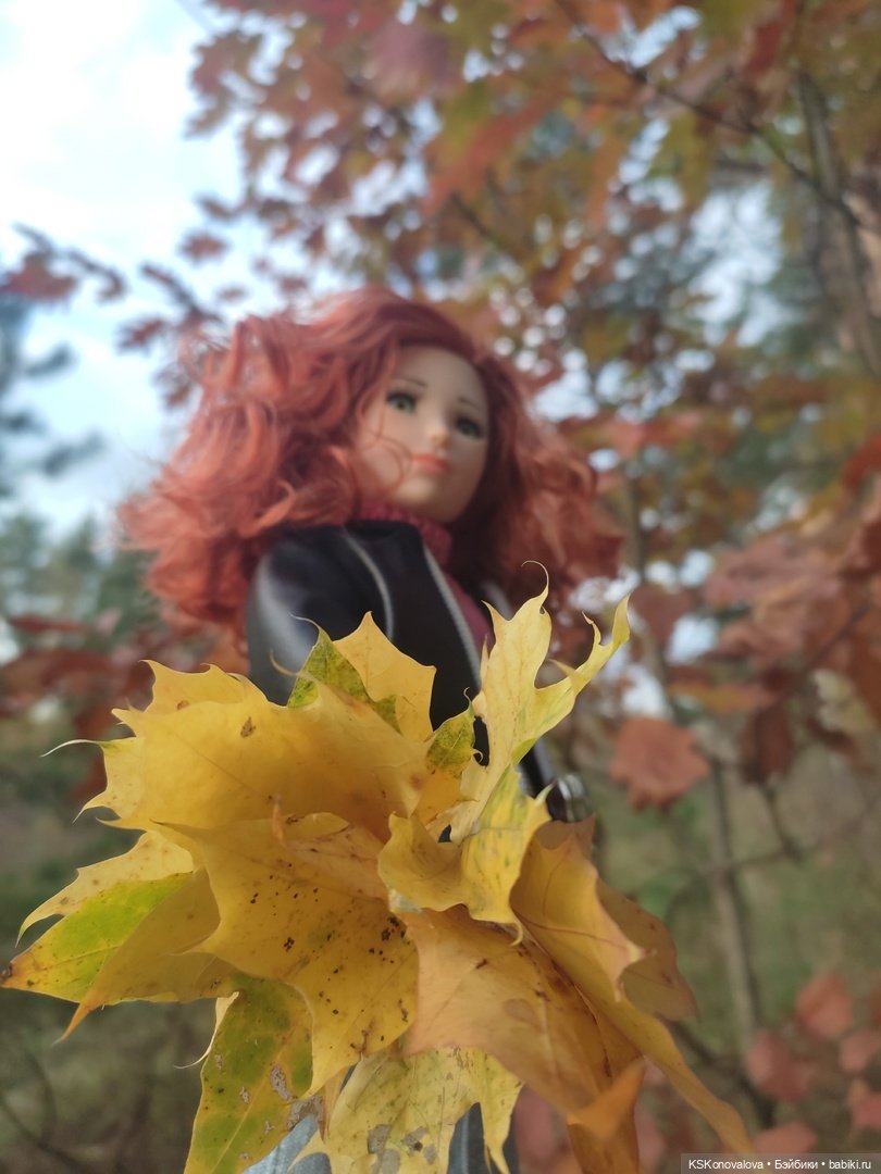 Собираем осенние листья с Анфисой
