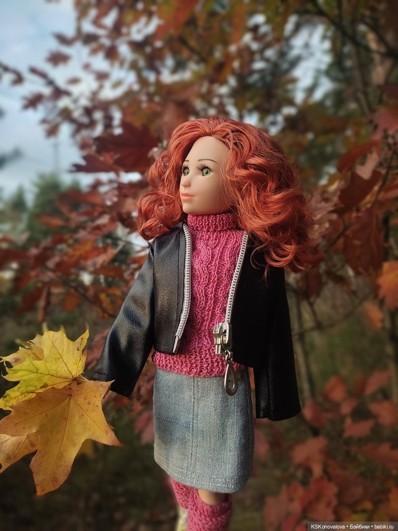 Собираем осенние листья с Анфисой