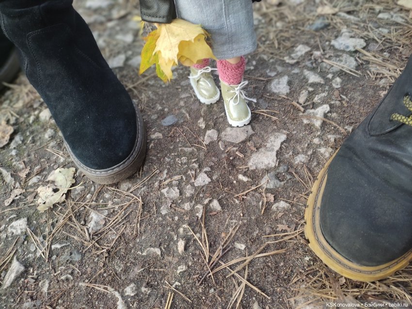 Собираем осенние листья с Анфисой