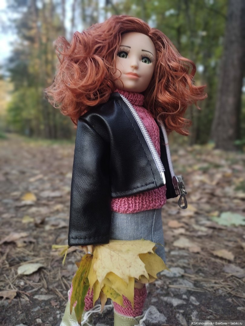 Собираем осенние листья с Анфисой