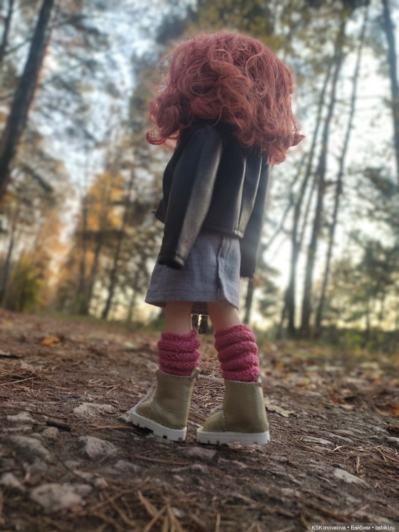 Собираем осенние листья с Анфисой