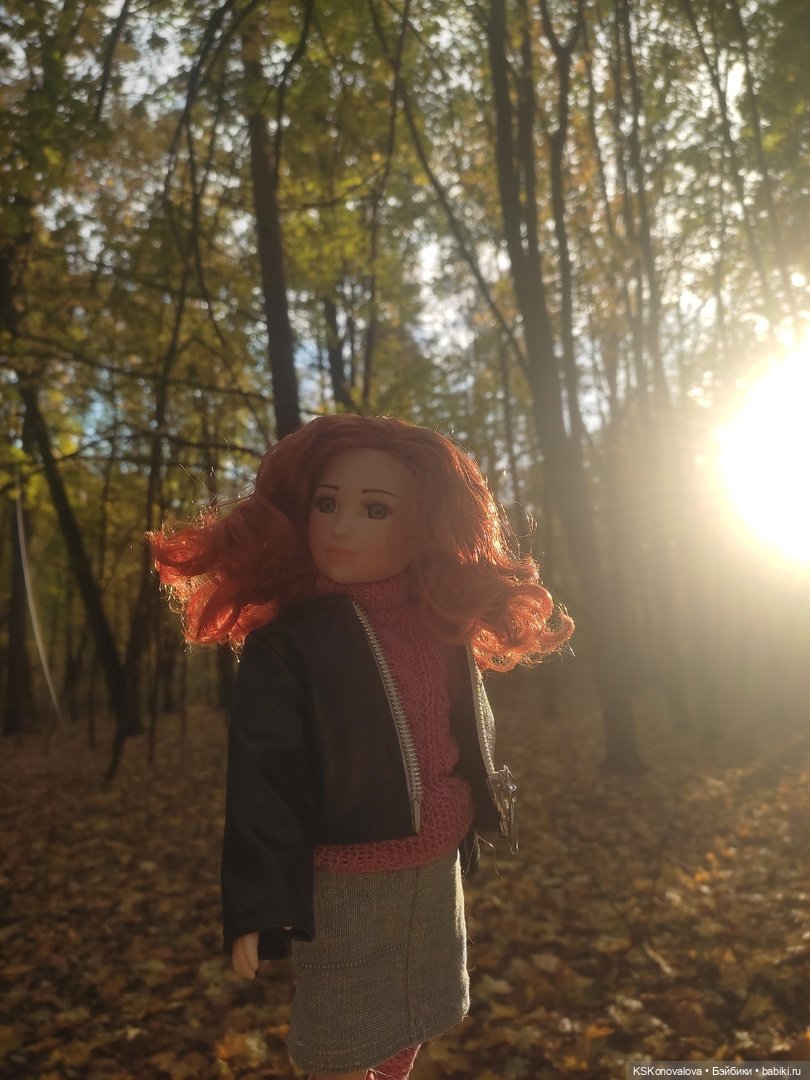 Собираем осенние листья с Анфисой