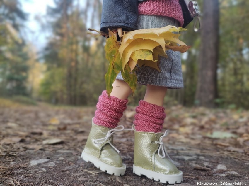 Собираем осенние листья с Анфисой