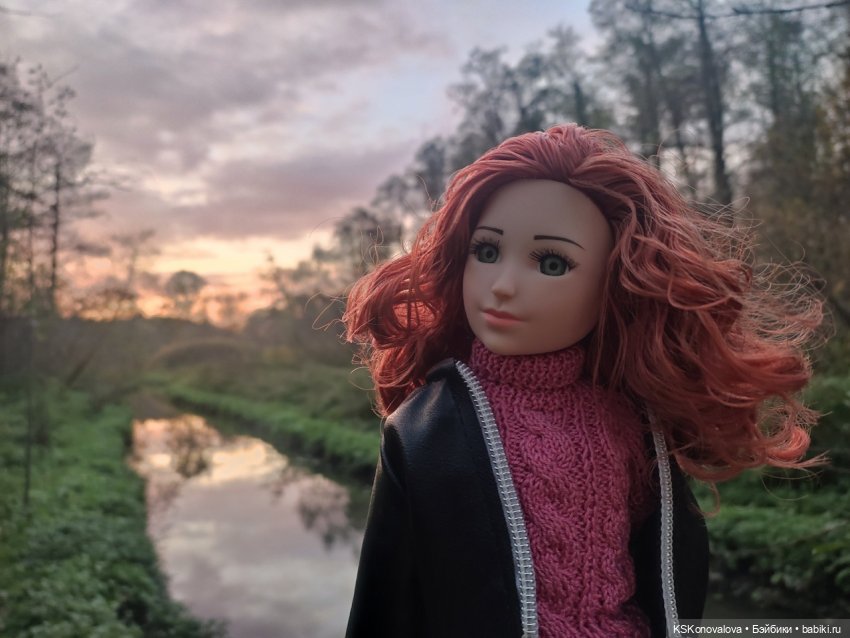 Собираем осенние листья с Анфисой