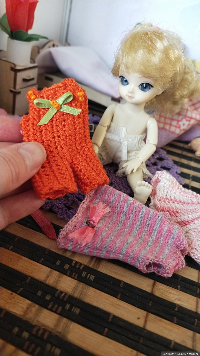 - Просто в этот шкаф все не влезло. На, держи не розовое.