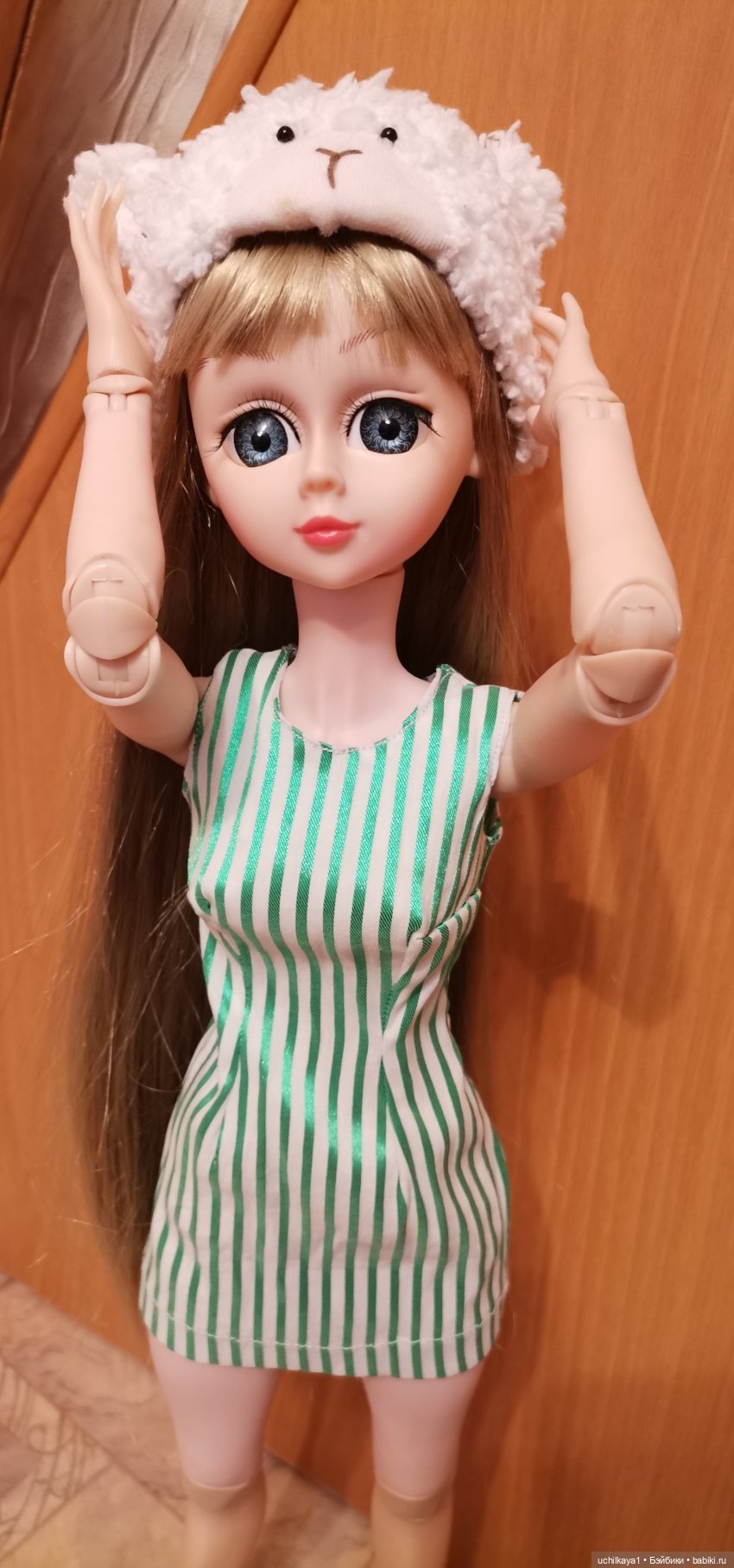 Аннушка примеряет парички (фото 2)