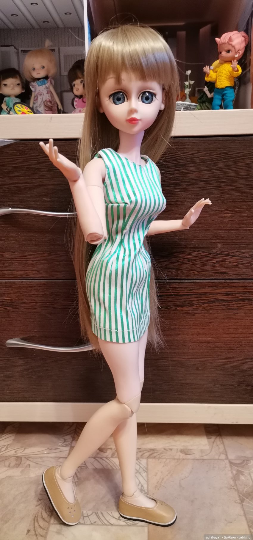 Аннушка примеряет парички