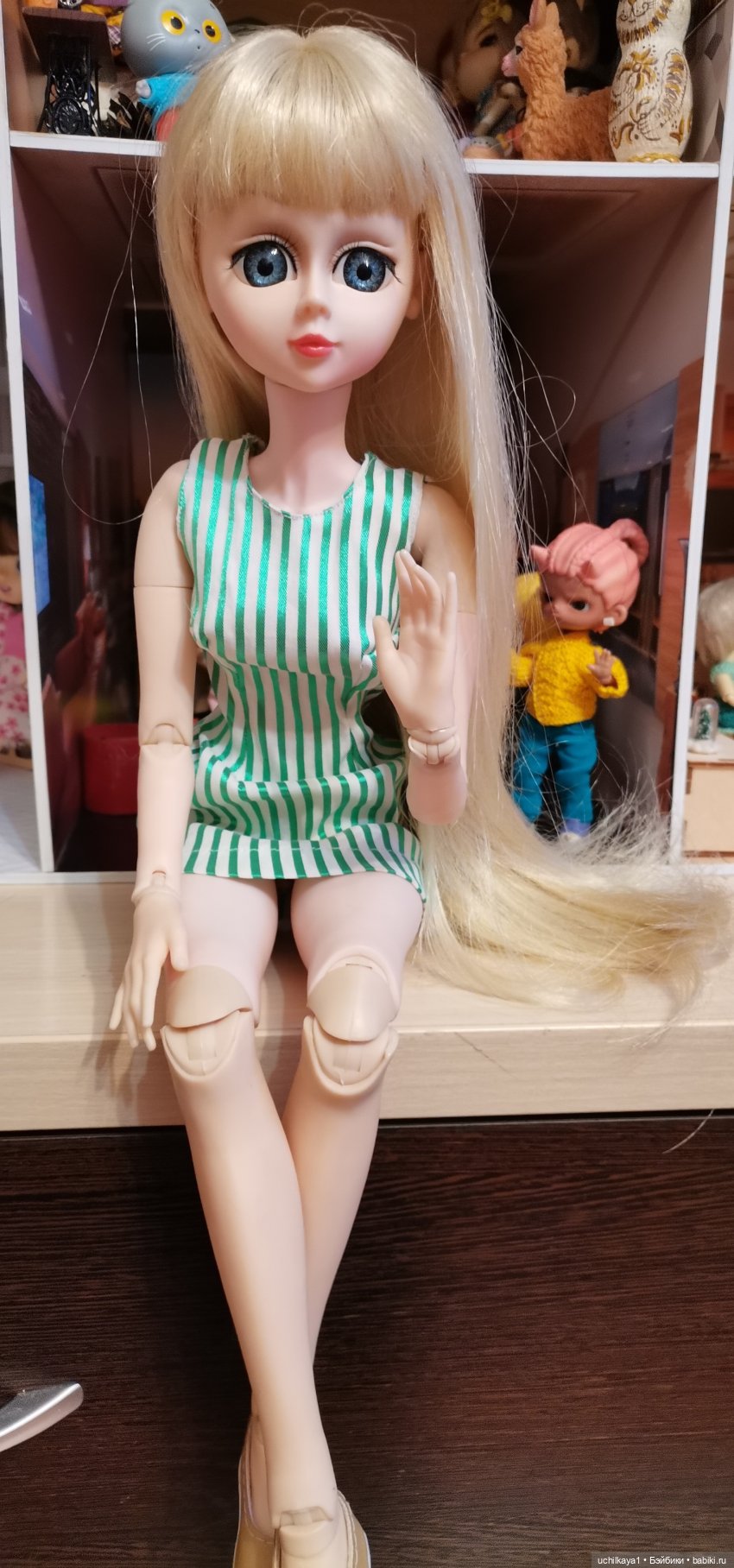 Аннушка примеряет парички (фото 3)