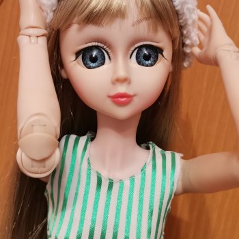 Аннушка примеряет парички