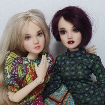 Яна и Аня на диване