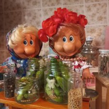 Весёлые картинки. Фаина и Анфиса маринуют огурцы