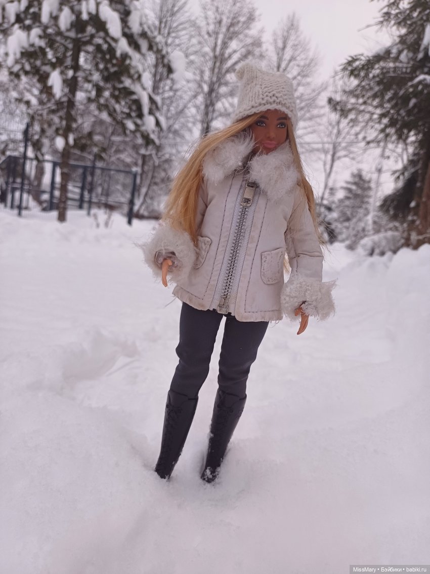 Белая курточка, белая шапочка, белый снег