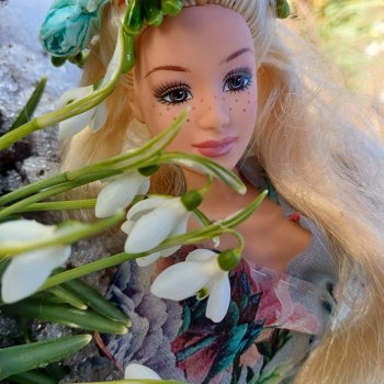 Весна и подснежники