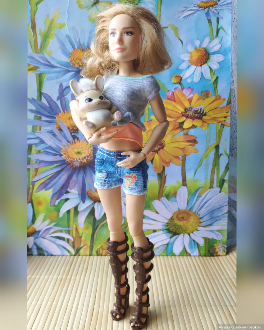 В босоножках от чуды-женщины стоит самостоятельно