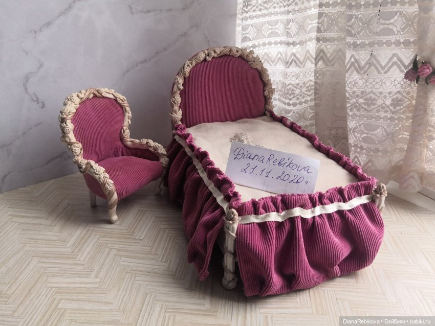 кровать и кресло С розами и лентами