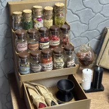 Настольный стеллаж для бутылочек 1:6