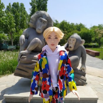 Сок Чжин в зоопарке города Цанчжоу