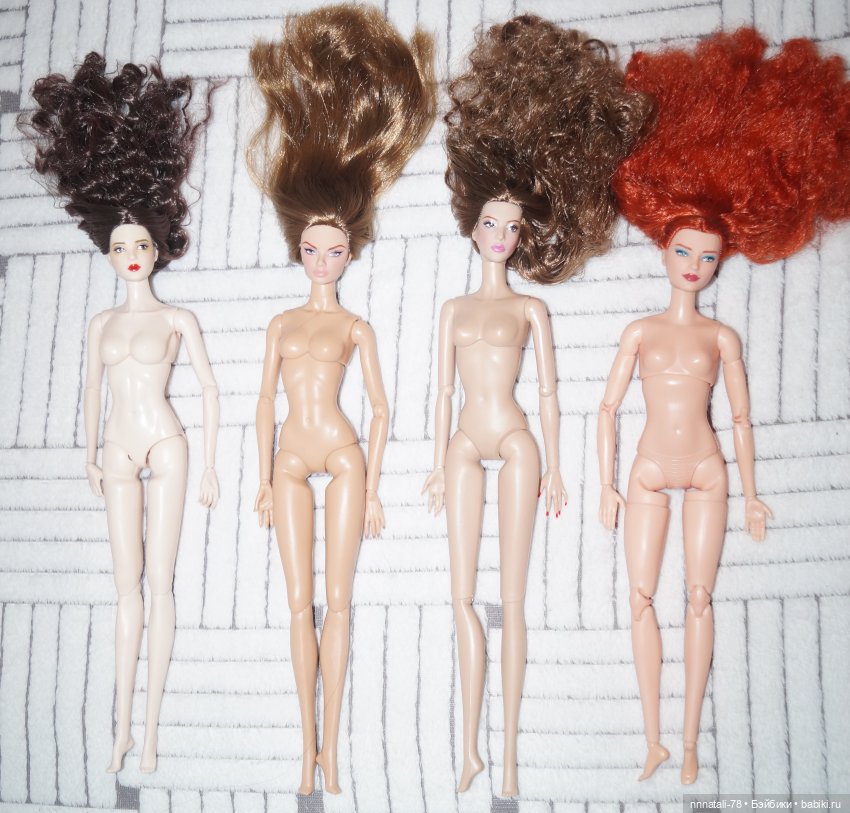 Для сравнения размеров кукол четвёртой добавлена Барби.