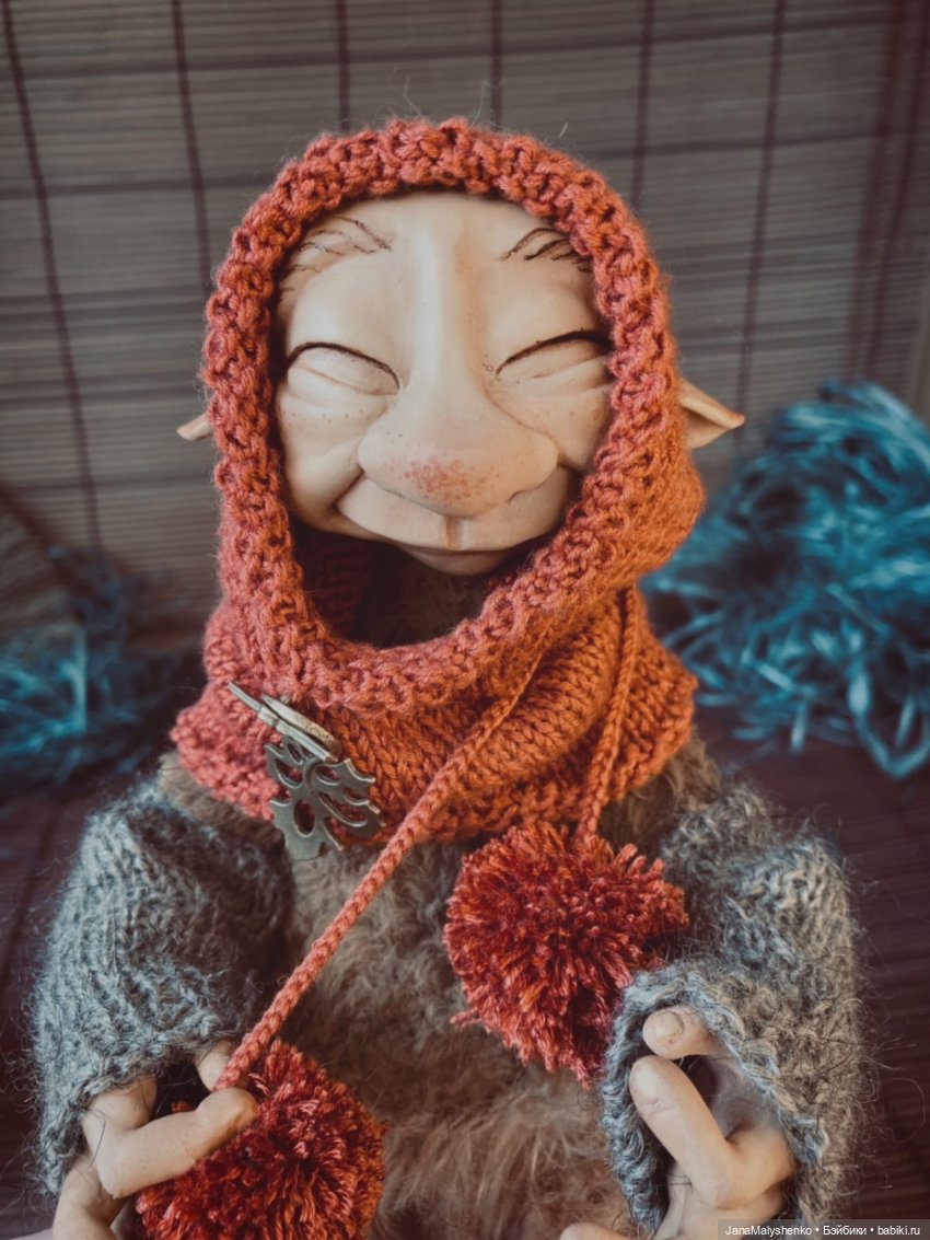 Тролль в красной шапке